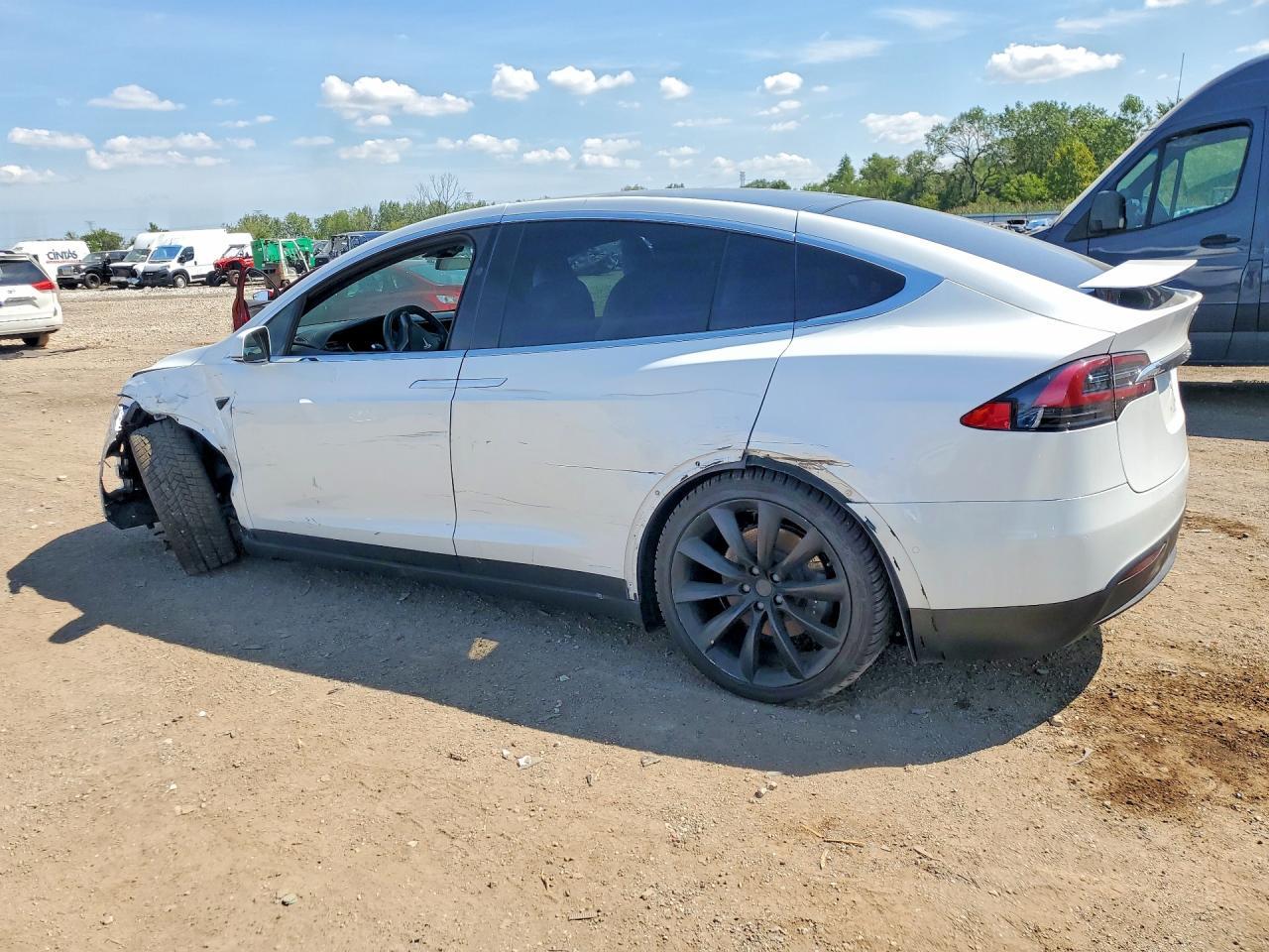 2020 Tesla Model X - Фото 2