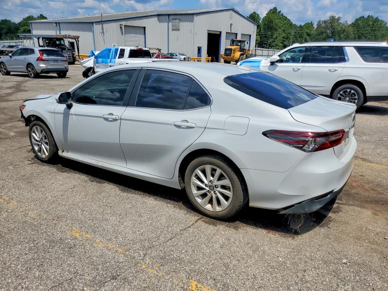 2023 Toyota Camry Le - Фото 2
