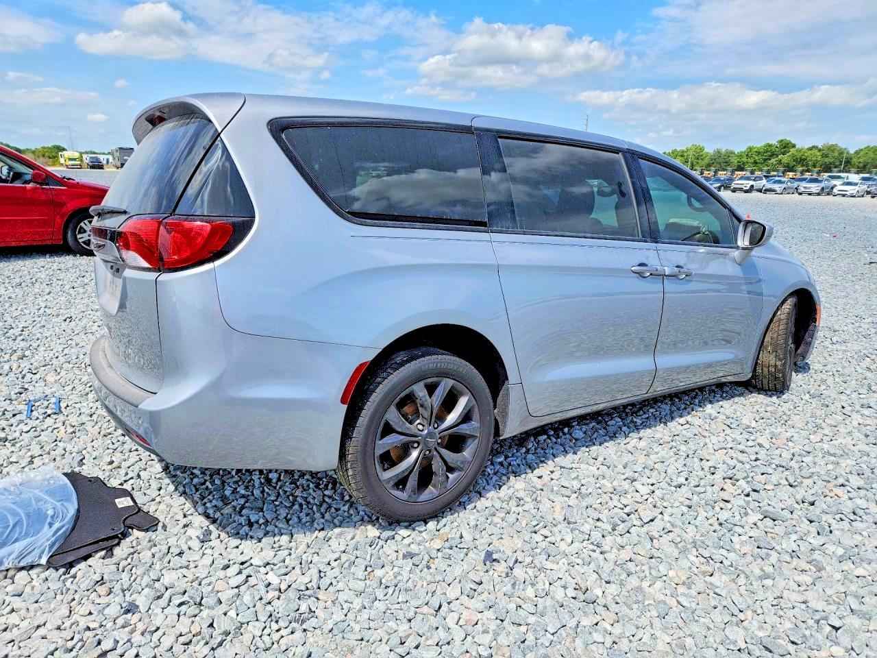2020 Chrysler Pacifica Touring - Image 3
