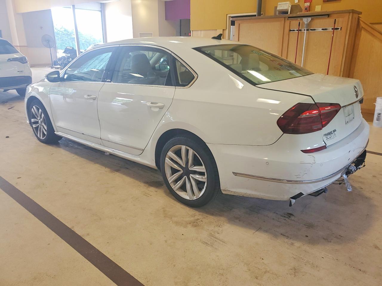 2017 Volkswagen Passat Sel Premium - Фото 2