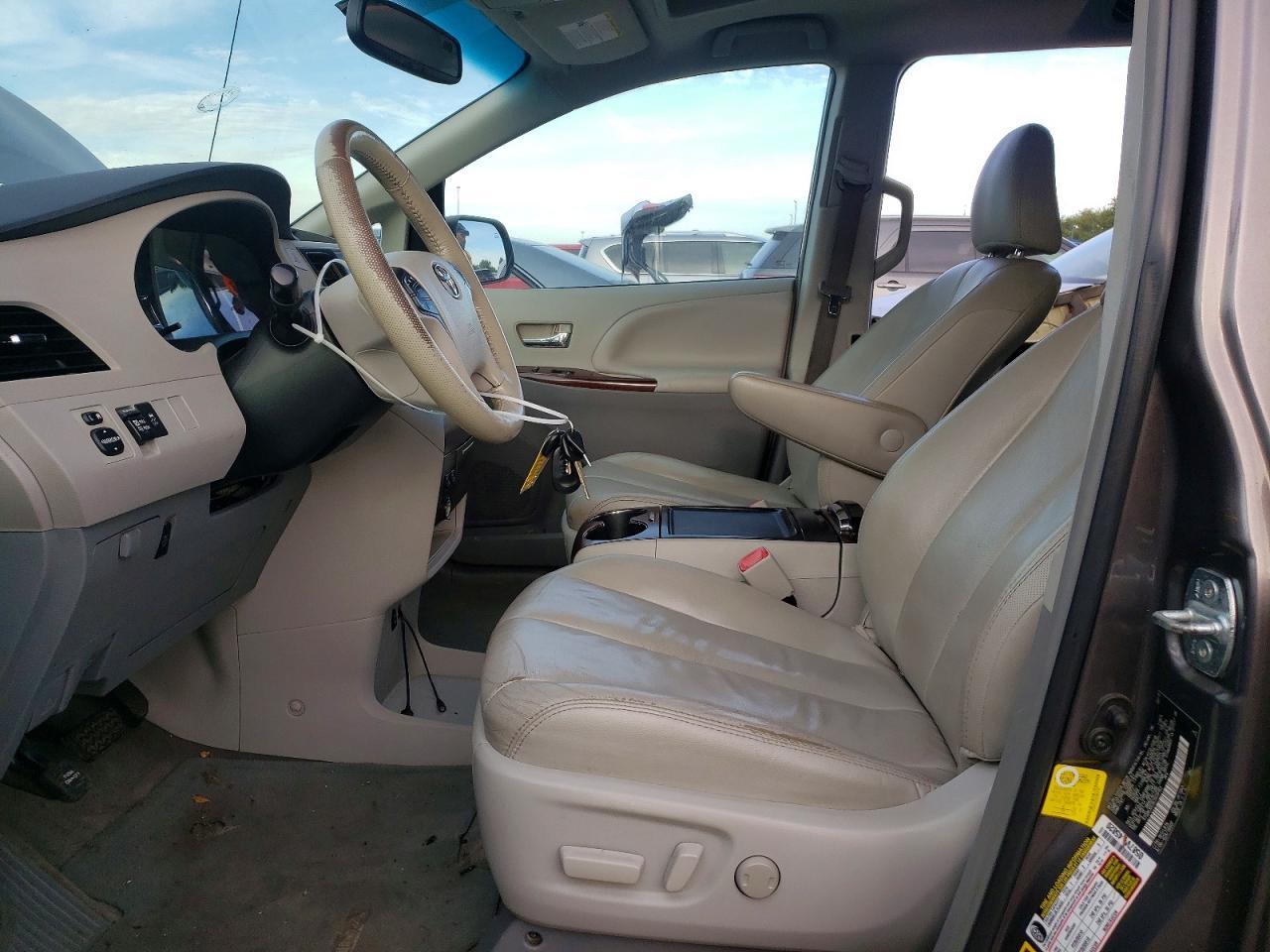 2012 Toyota Sienna Xle 7-Passenger - Фото 7