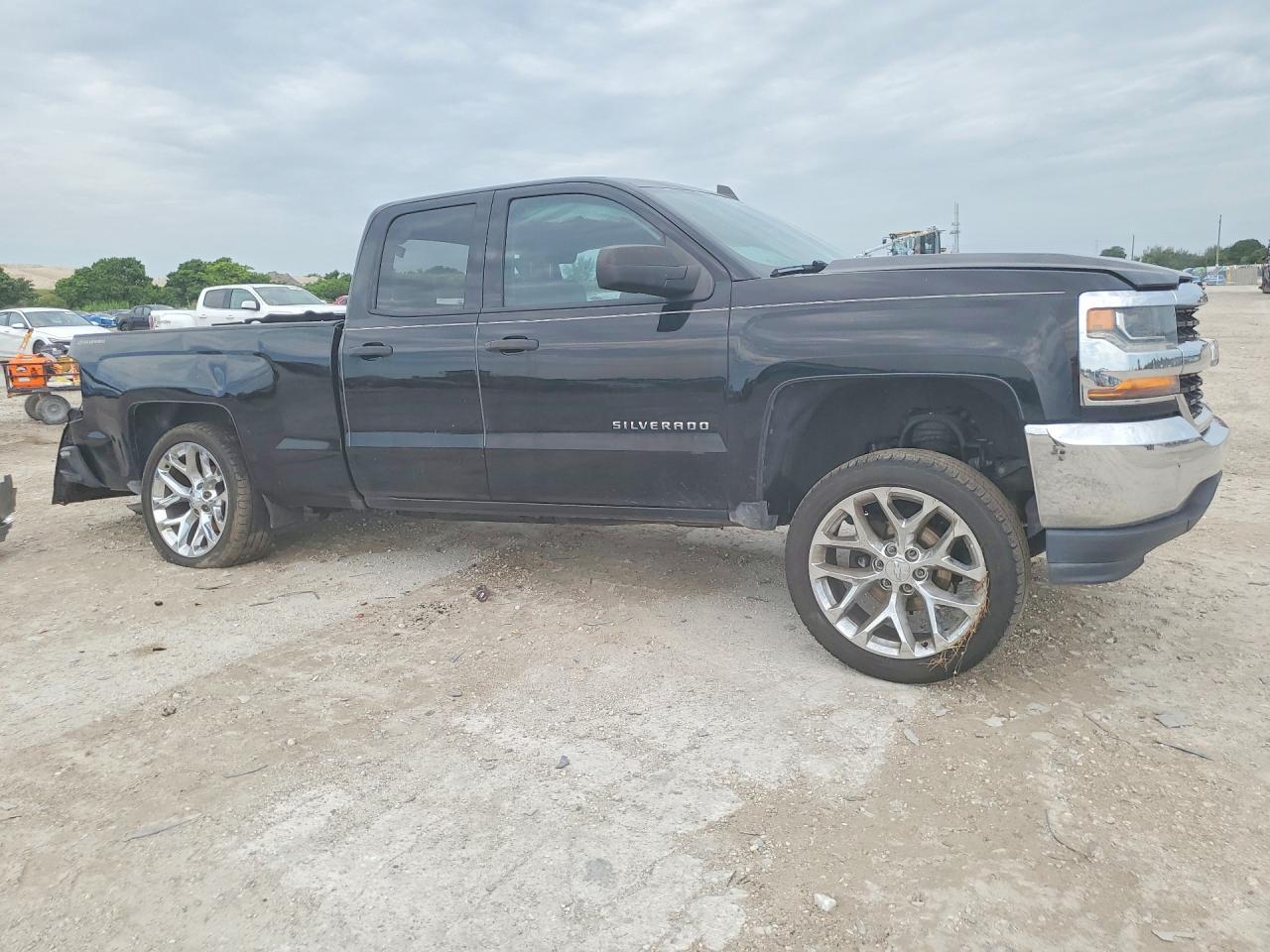 2017 Chevrolet Silverado C1500 - Image 4
