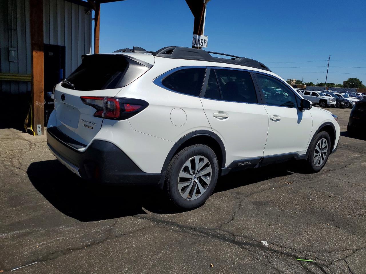 2020 Subaru Outback Premium - Image 3