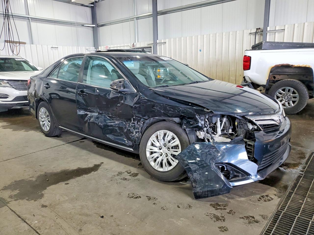 2014 Toyota Camry Le - Фото 4