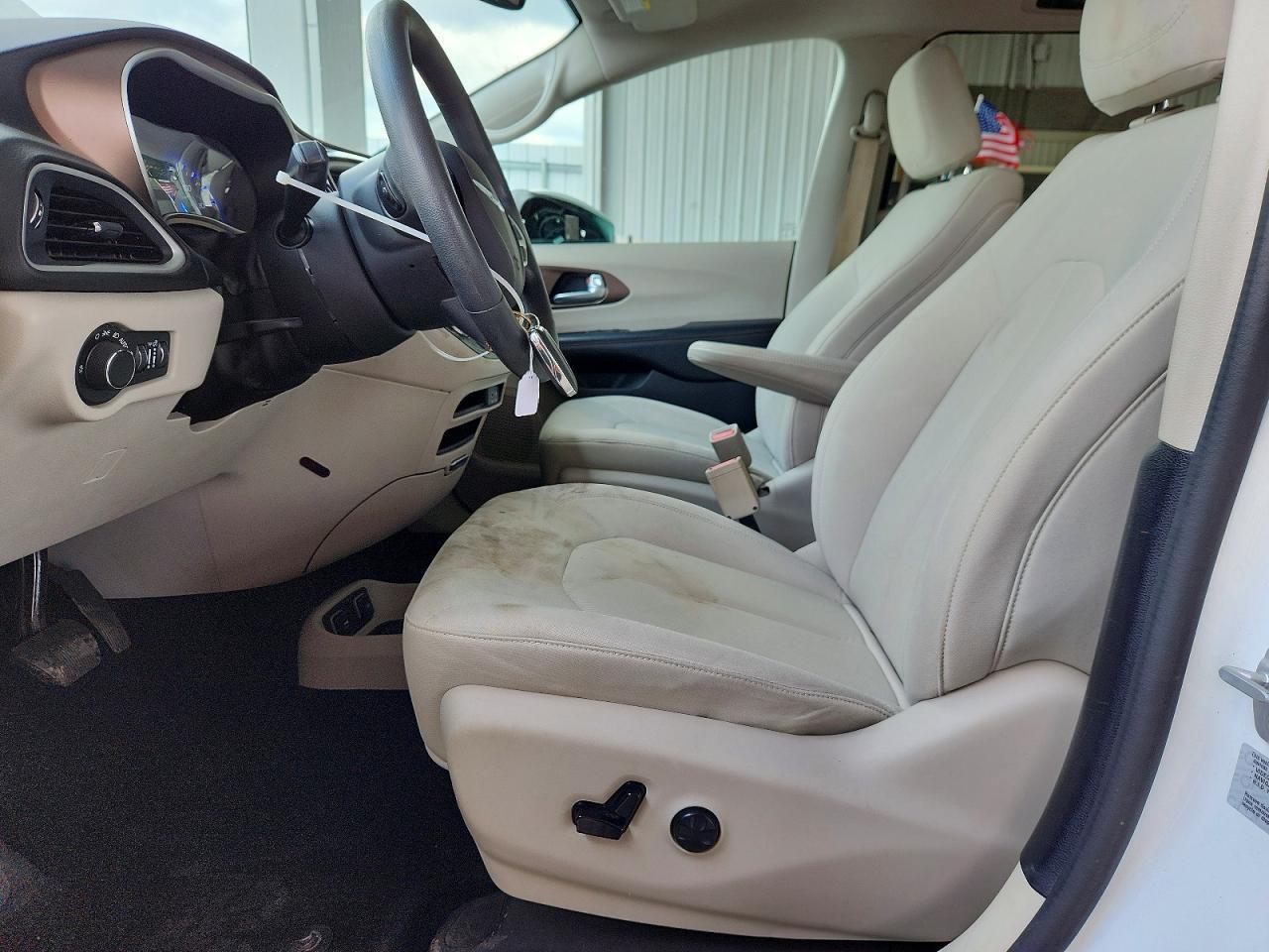 2017 Chrysler Pacifica Touring - Image 7