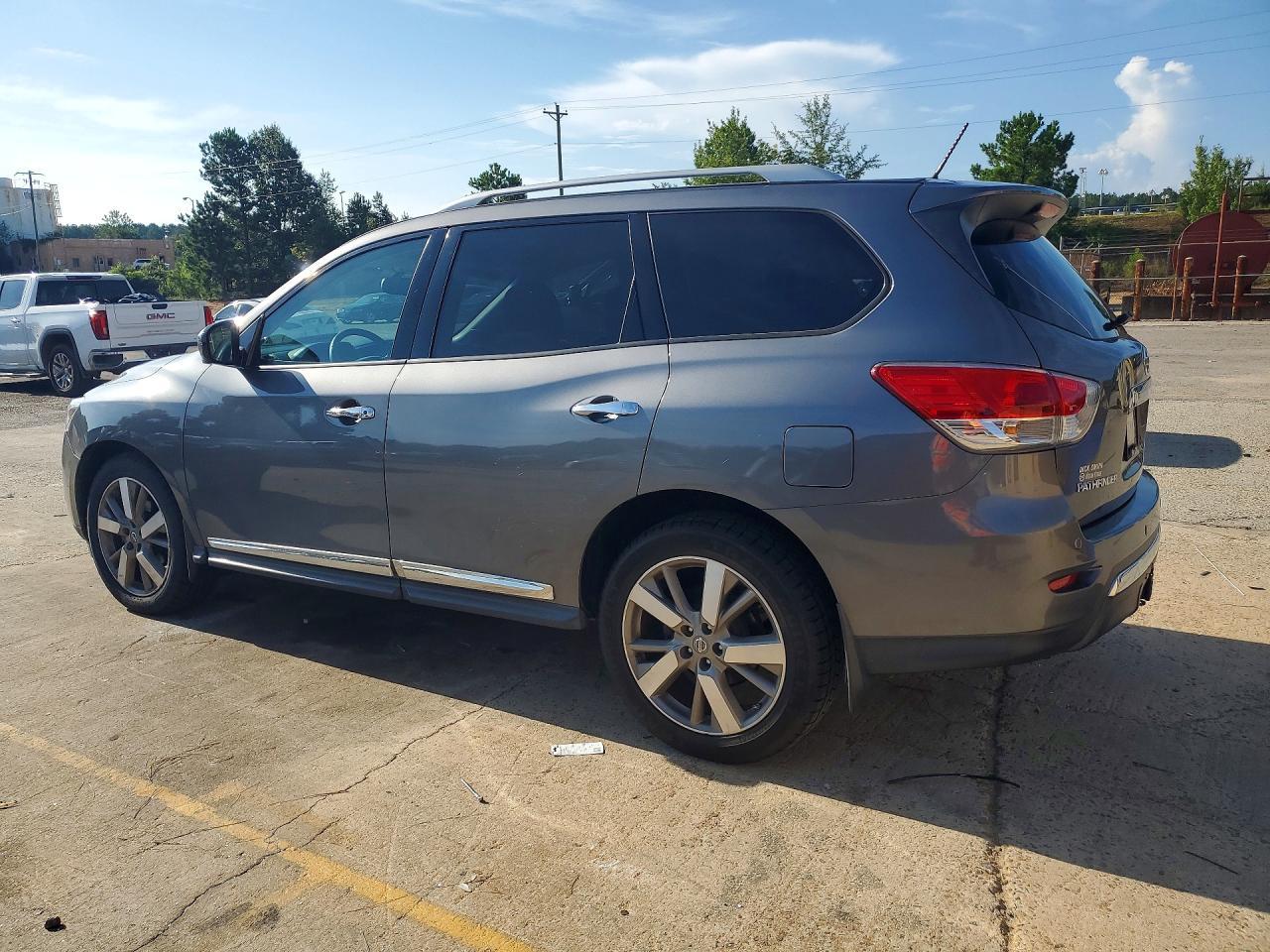 2016 Nissan Pathfinder Platinum - Image 2