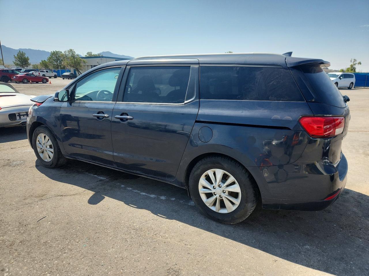 2016 Kia Sedona - Фото 2