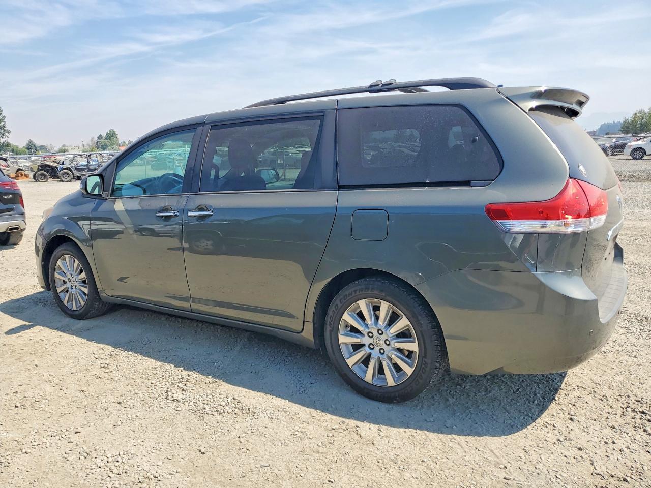 2013 Toyota Sienna Limited 7-Passenger - Фото 2