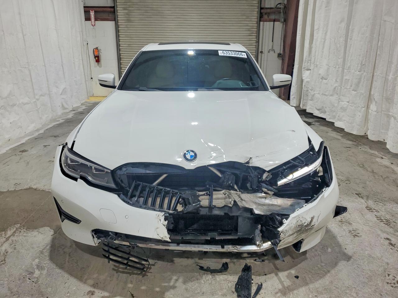 2022 BMW 330Xi - Фото 5