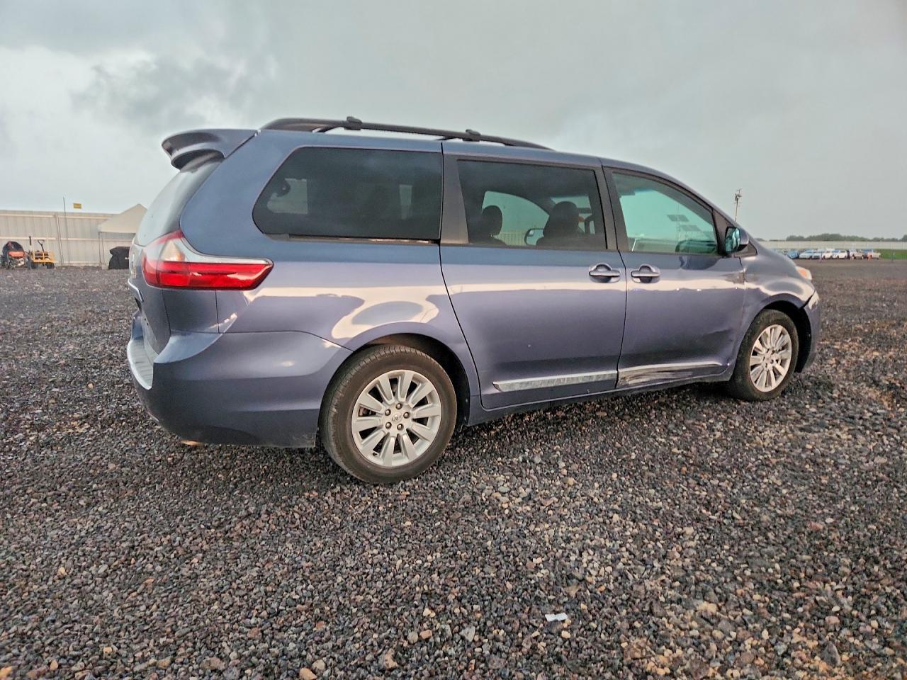 2015 Toyota Sienna Le - Фото 3