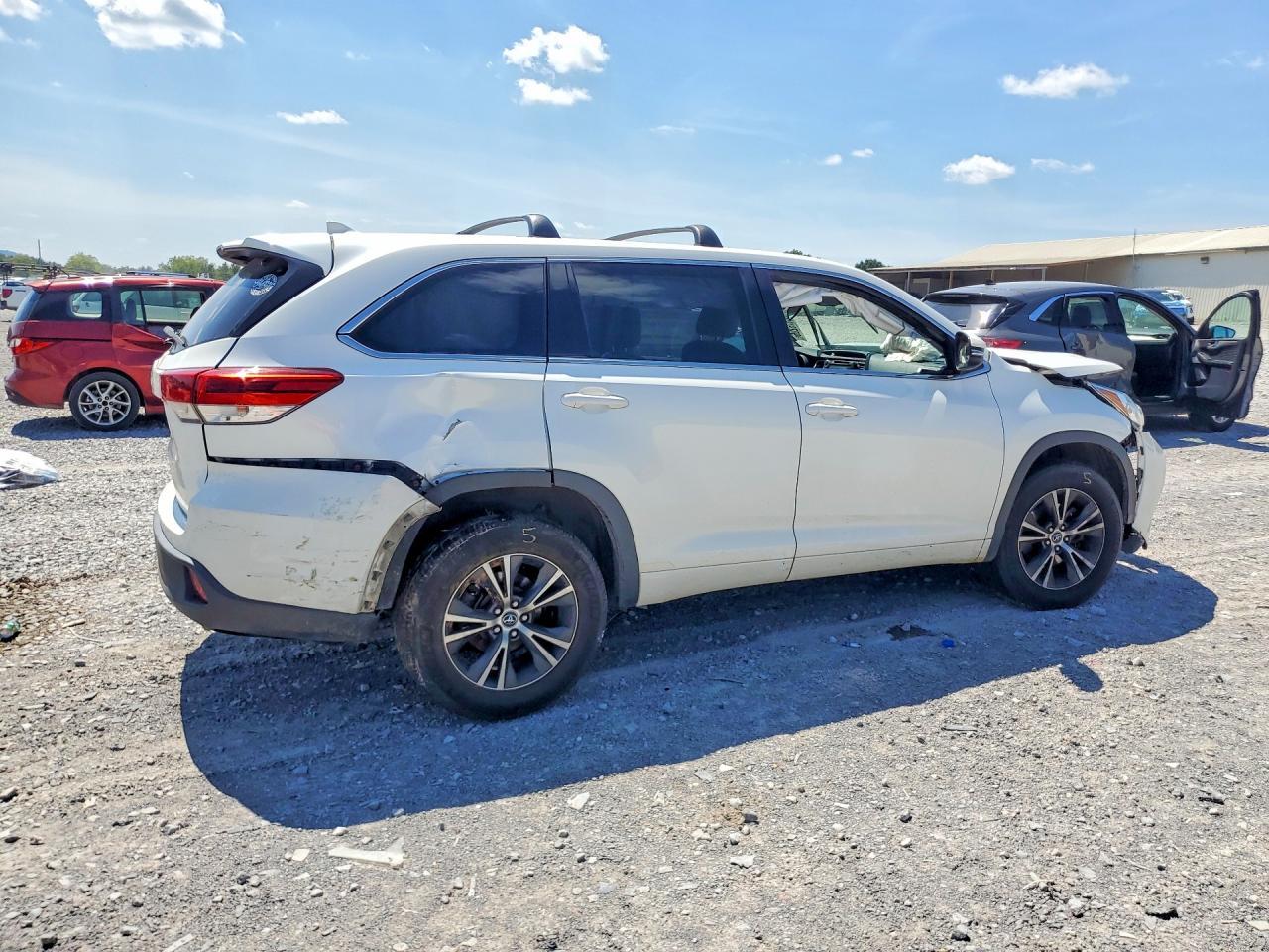 2017 Toyota Highlander Le Plus - Image 3