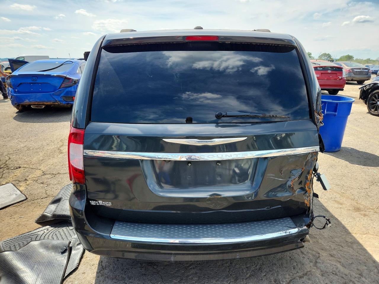 2011 Chrysler Town & Country Touring L - Фото 6