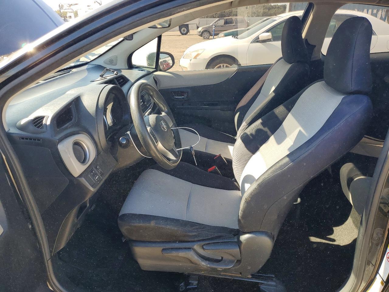 2012 Toyota Yaris 3-Door Le - Фото 7