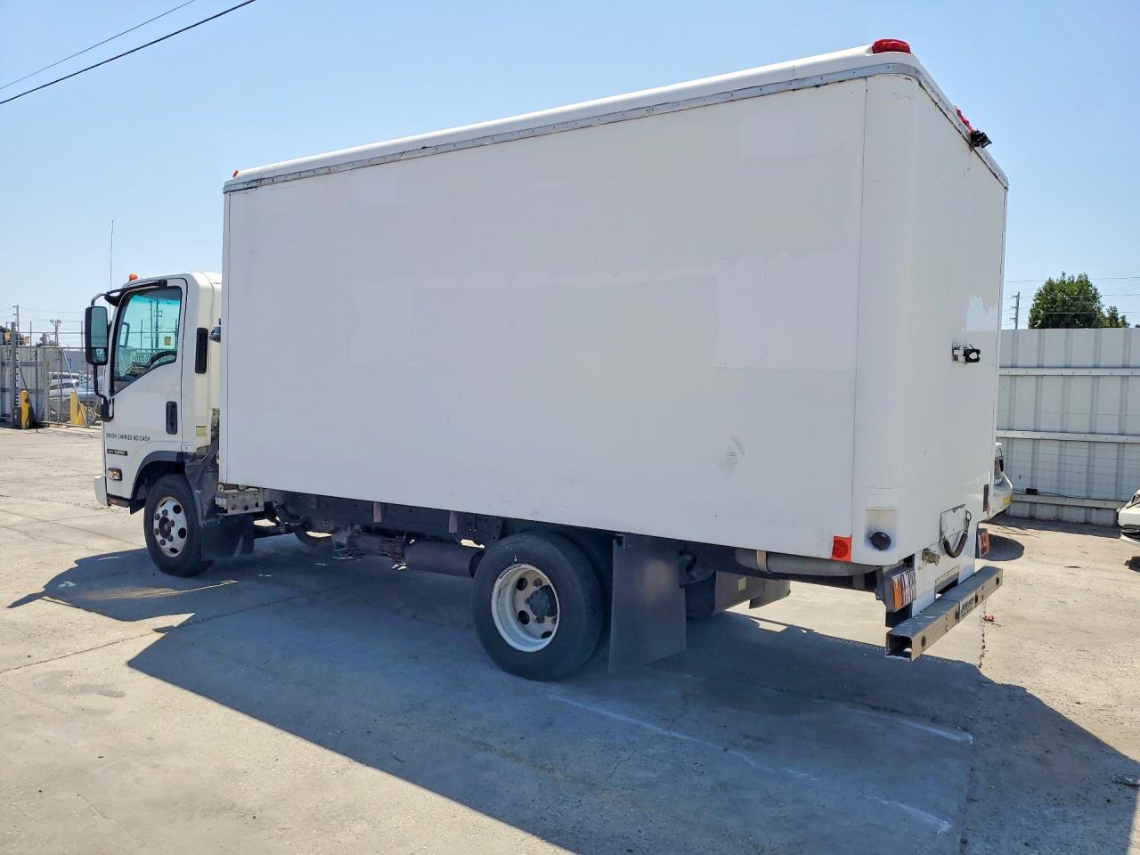 2017 Isuzu Npr Box Truck - Фото 2