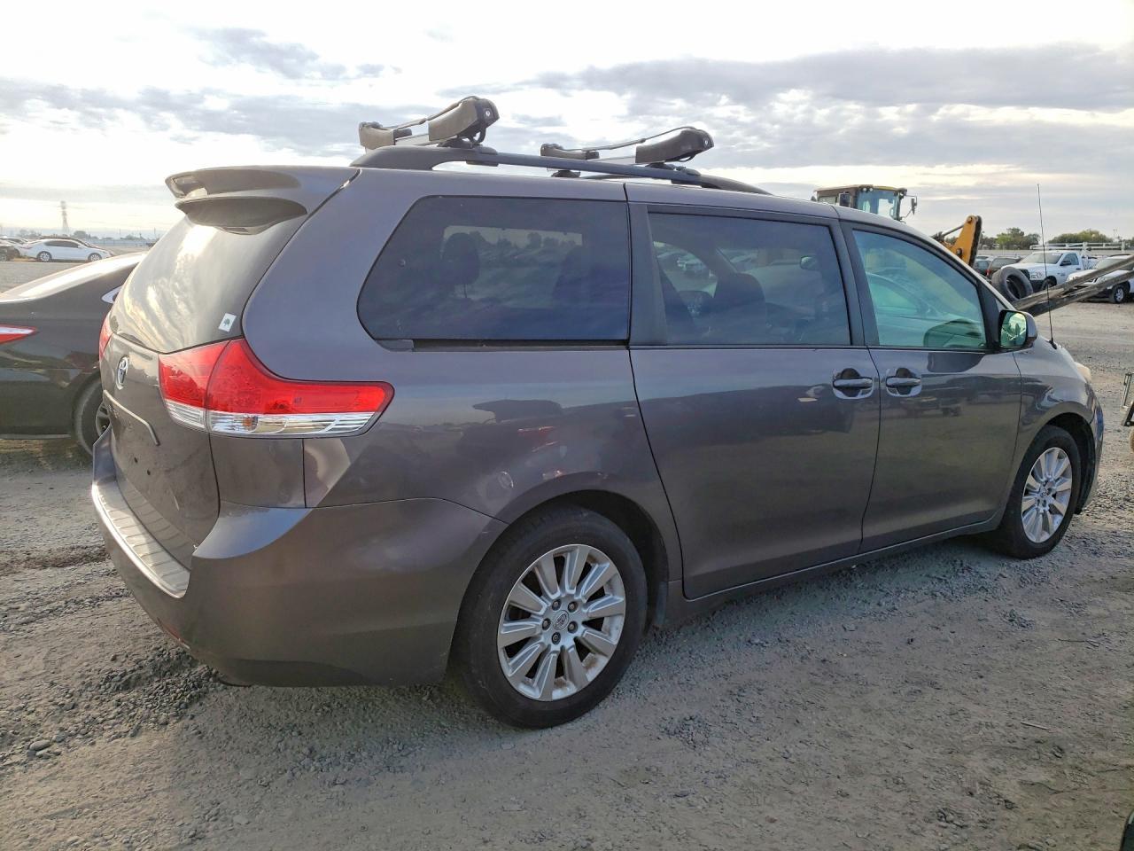 2012 Toyota Sienna Xle 7-Passenger - Фото 3