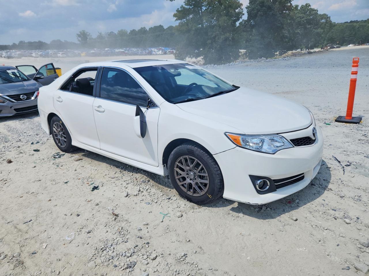 2014 Toyota Camry Se - Image 4