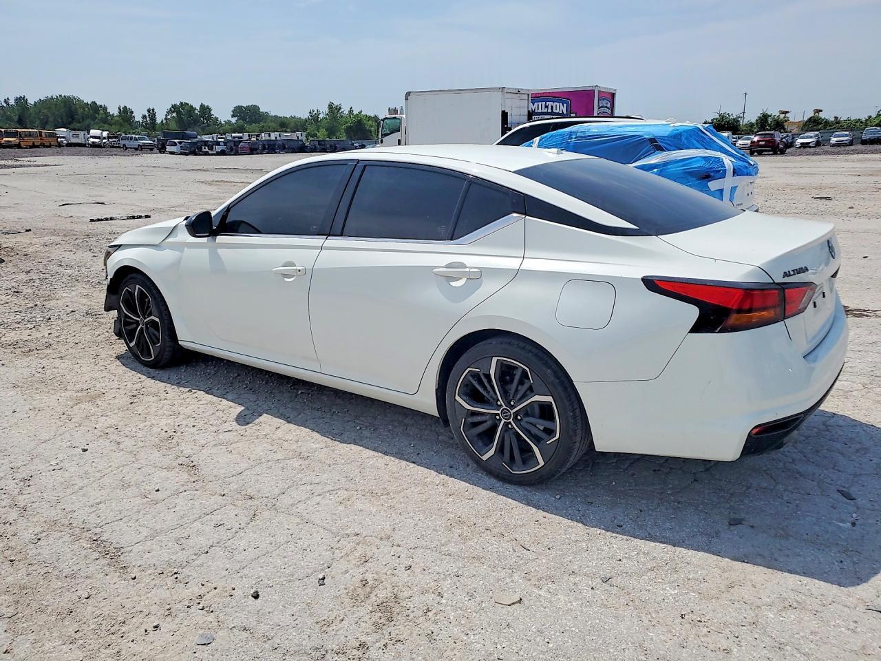 2023 Nissan Altima Sr - Фото 2