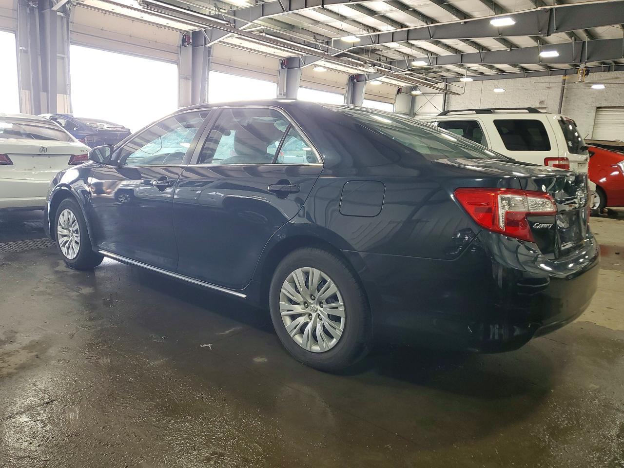2014 Toyota Camry Le - Фото 2