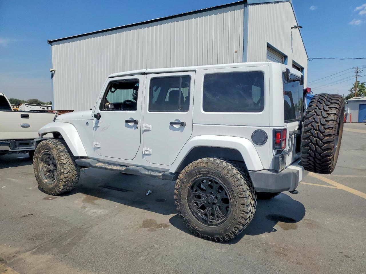 2013 Jeep Wrangler Unlimited Sahara - Image 2