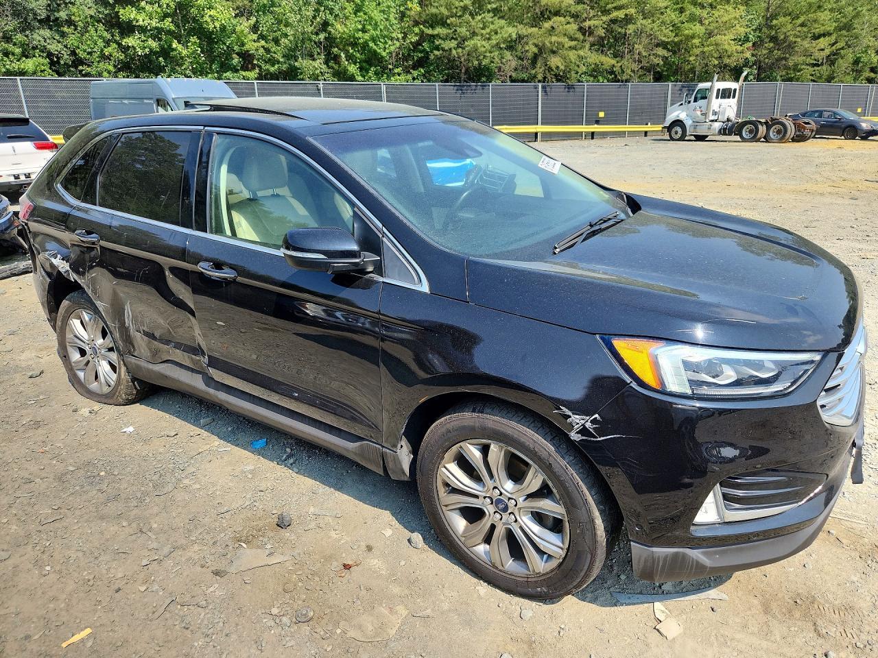 2020 Ford Edge Titanium - Image 4