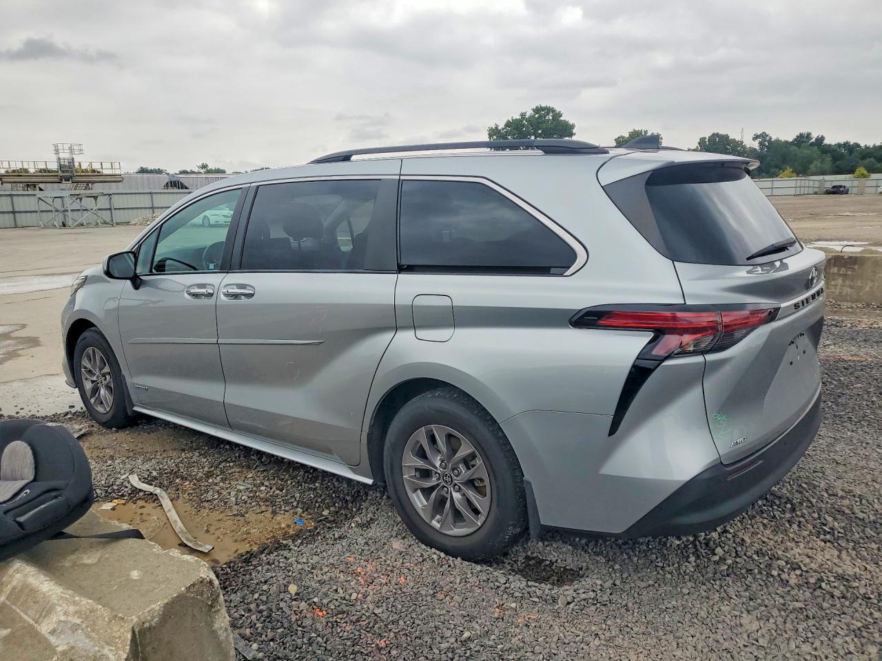 2021 Toyota Sienna Xle - Image 2