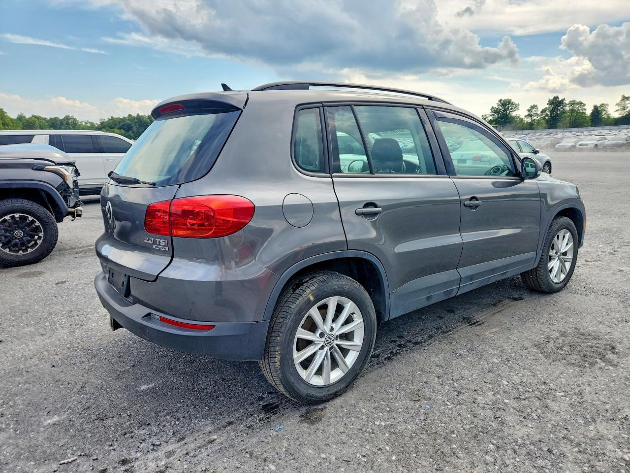 2018 Volkswagen Tiguan Limited - Фото 3