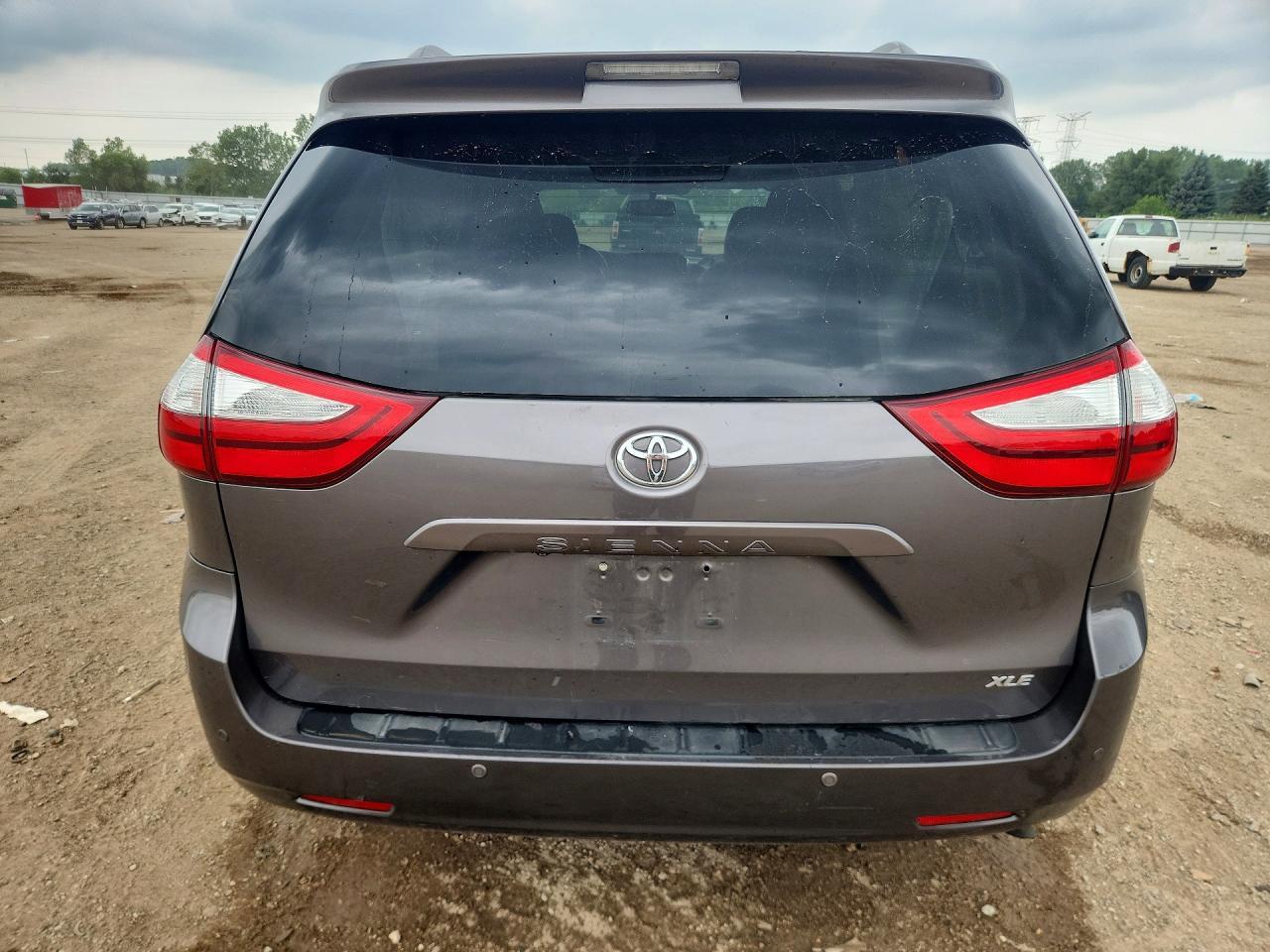 2015 Toyota Sienna Xle Premium 8-Passenger - Image 6