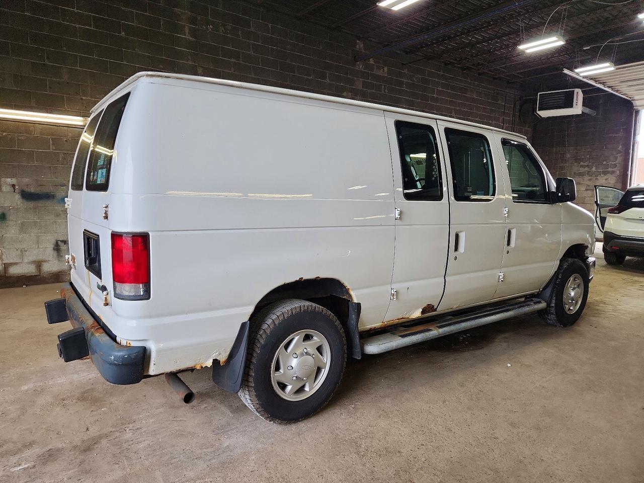 2014 Ford Econoline E250 Van - Фото 3