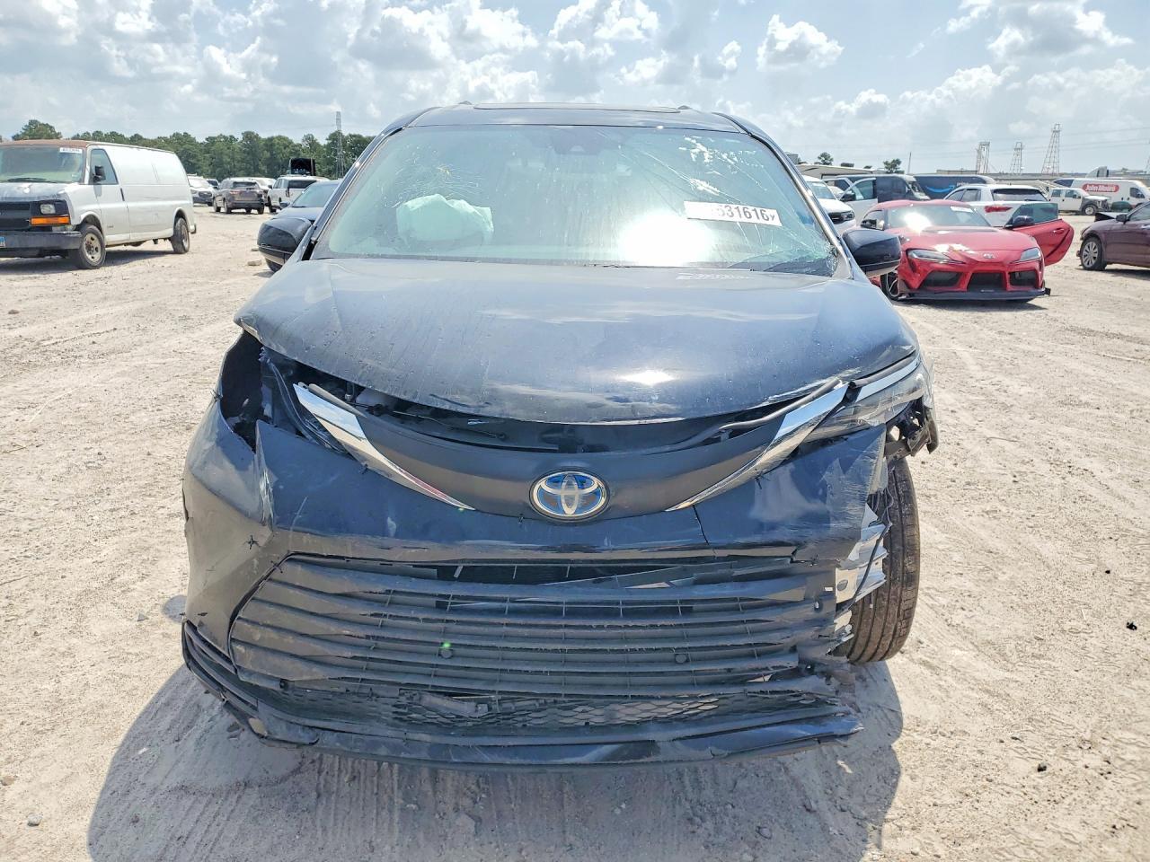 2025 Toyota Sienna Xle - Image 5