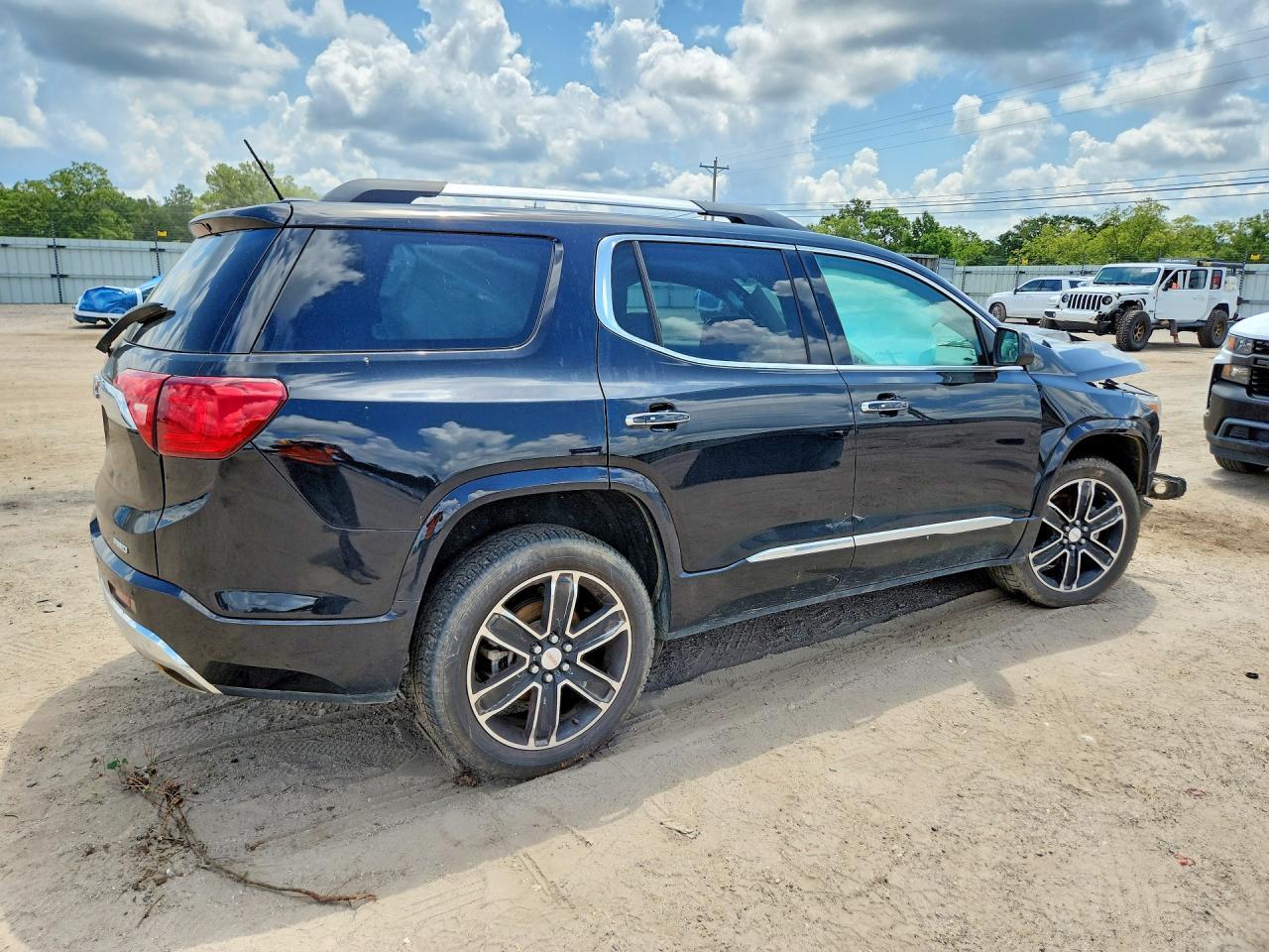 2017 GMC Acadia Denali - Фото 3