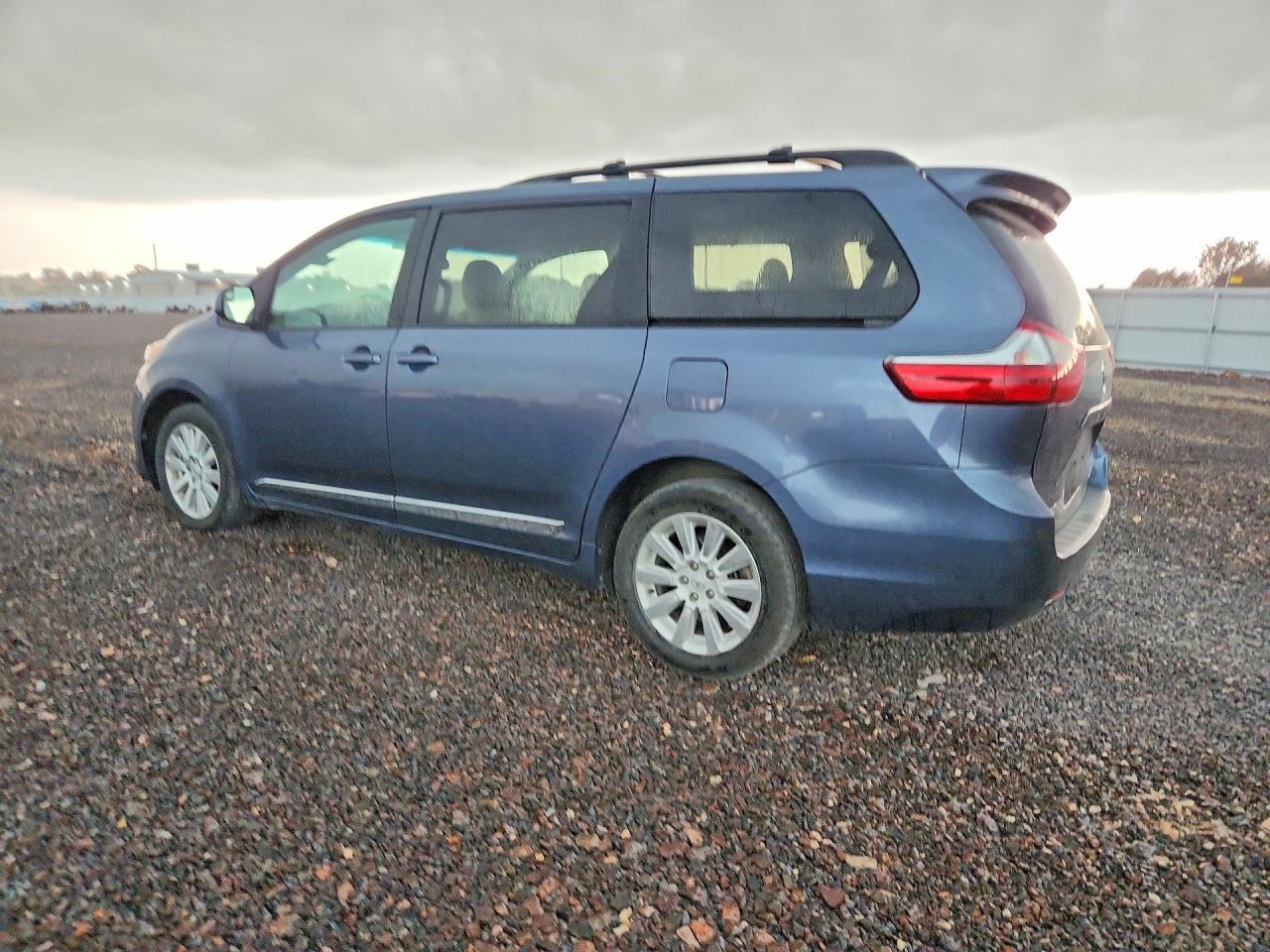 2015 Toyota Sienna Le - Фото 2