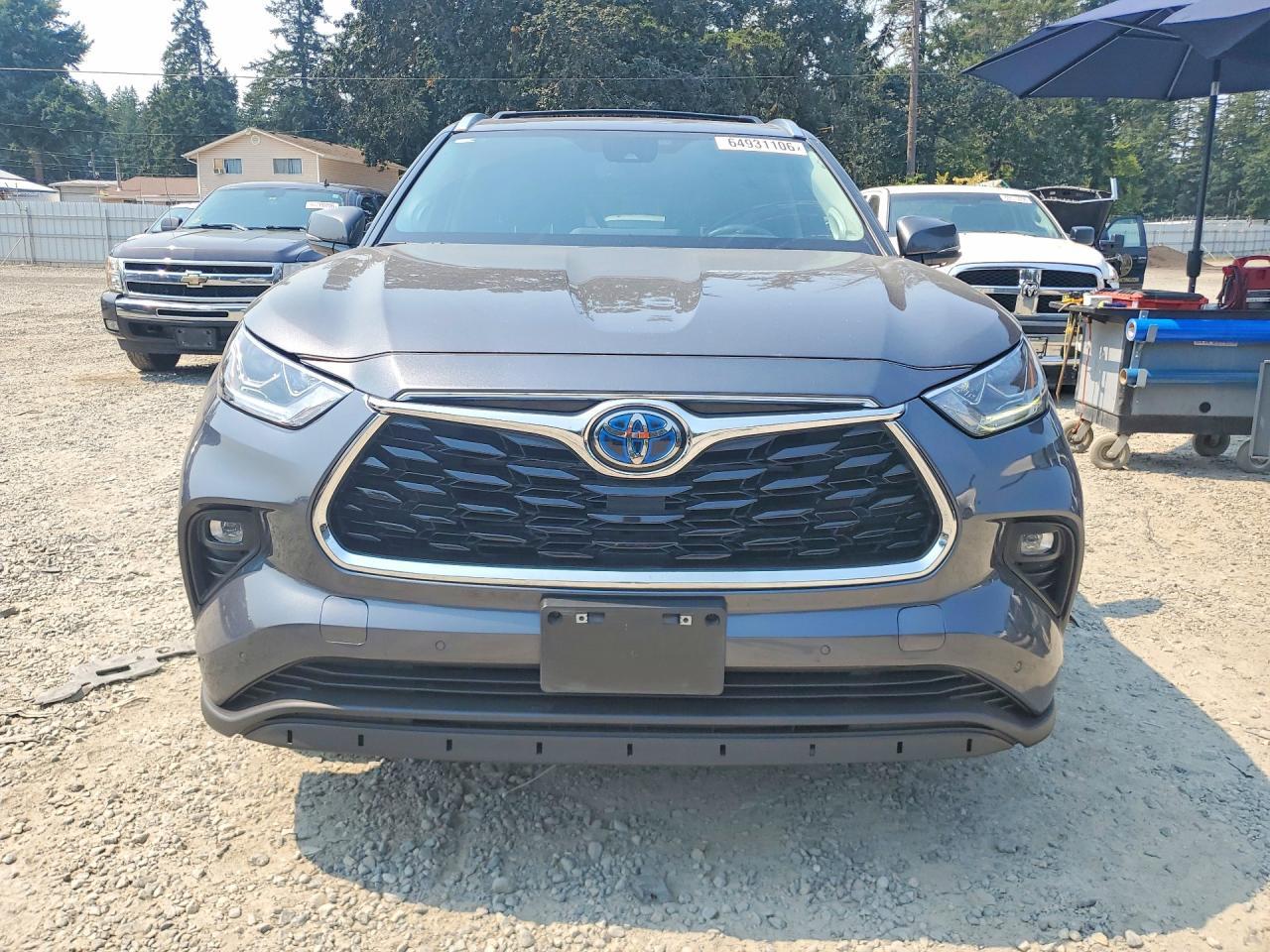 2023 Toyota Highlander Hybrid Limited - Image 5