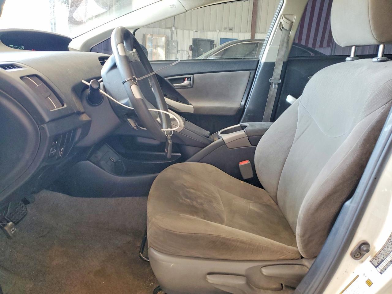2015 Toyota Prius Two - Фото 7
