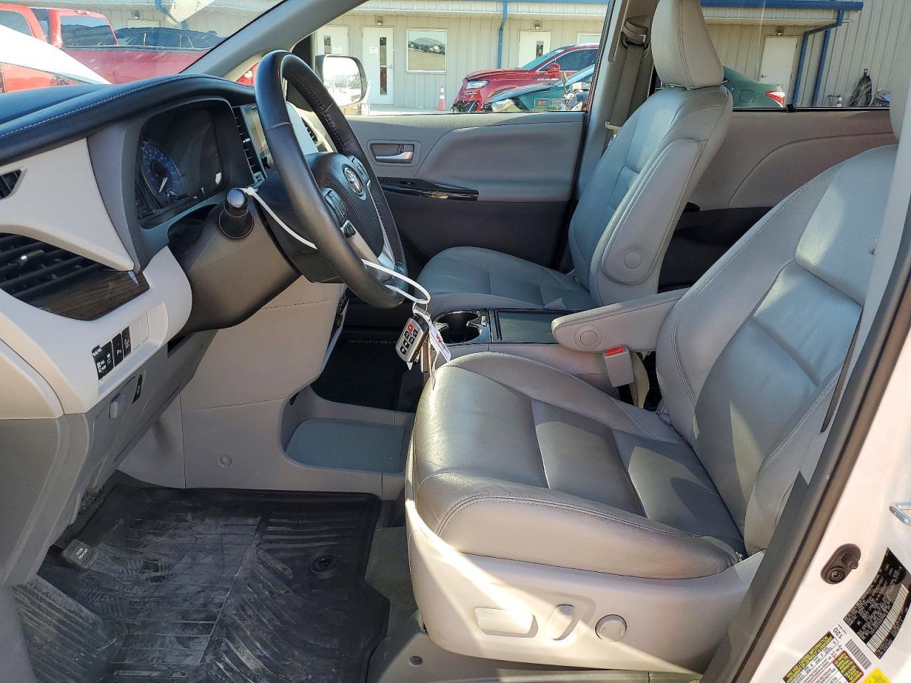 2017 Toyota Sienna Xle Premium 8-Passenger - Фото 7