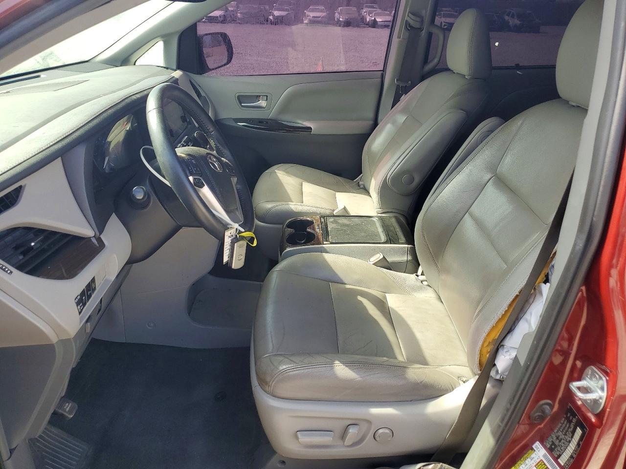 2016 Toyota Sienna Xle Premium 8-Passenger - Image 7