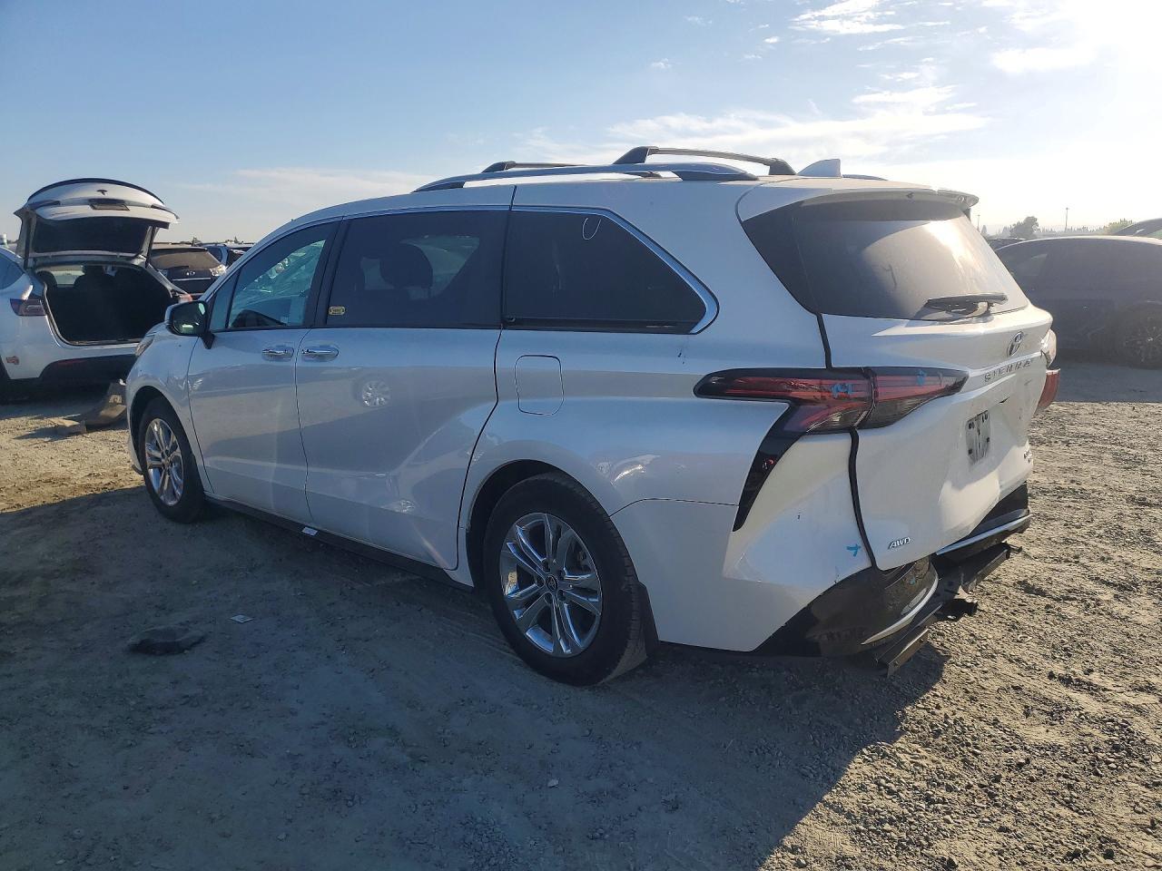 2023 Toyota Sienna Platinum 7-Passenger - Фото 2