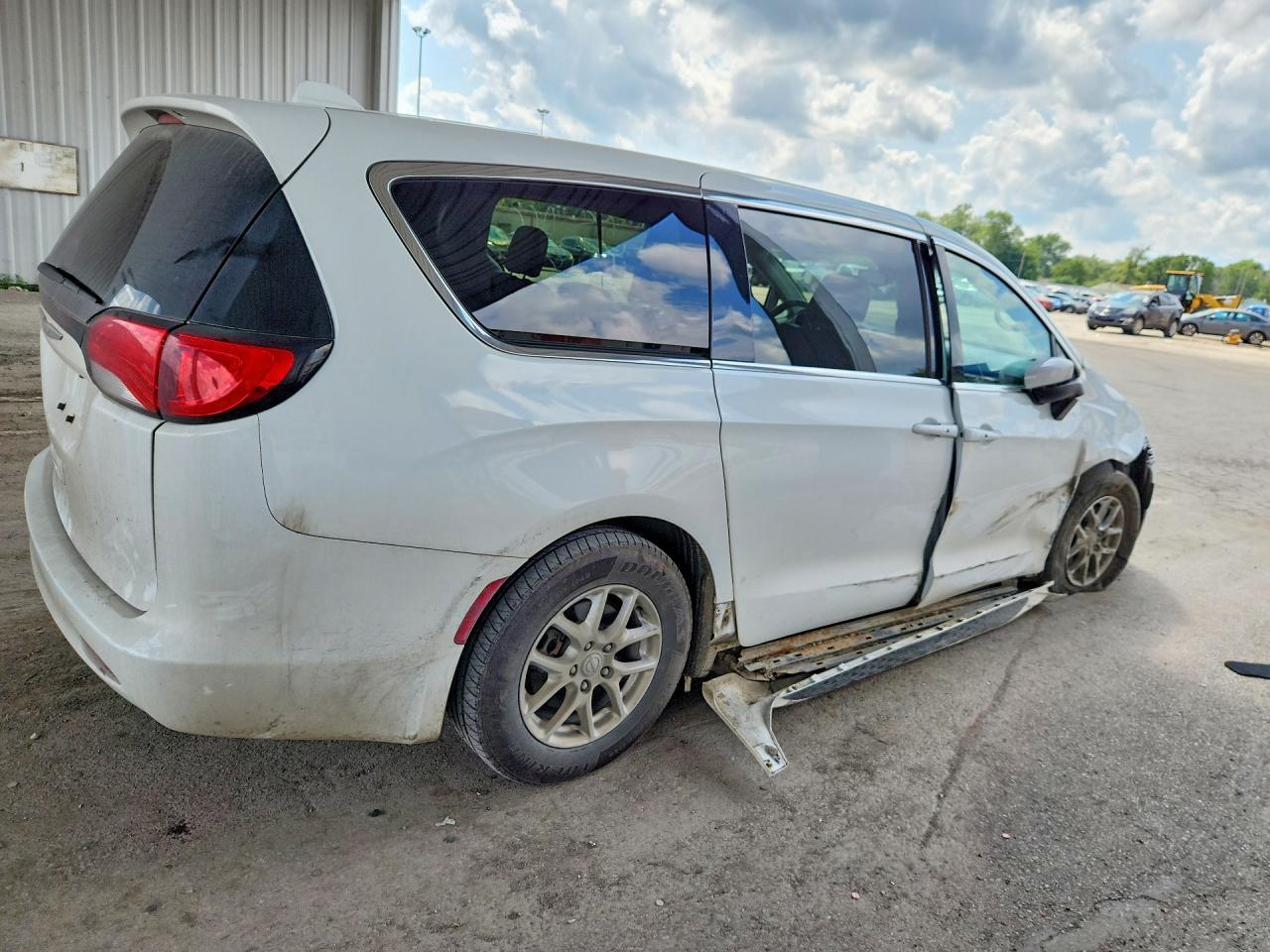 2017 Chrysler Pacifica Touring - Image 3
