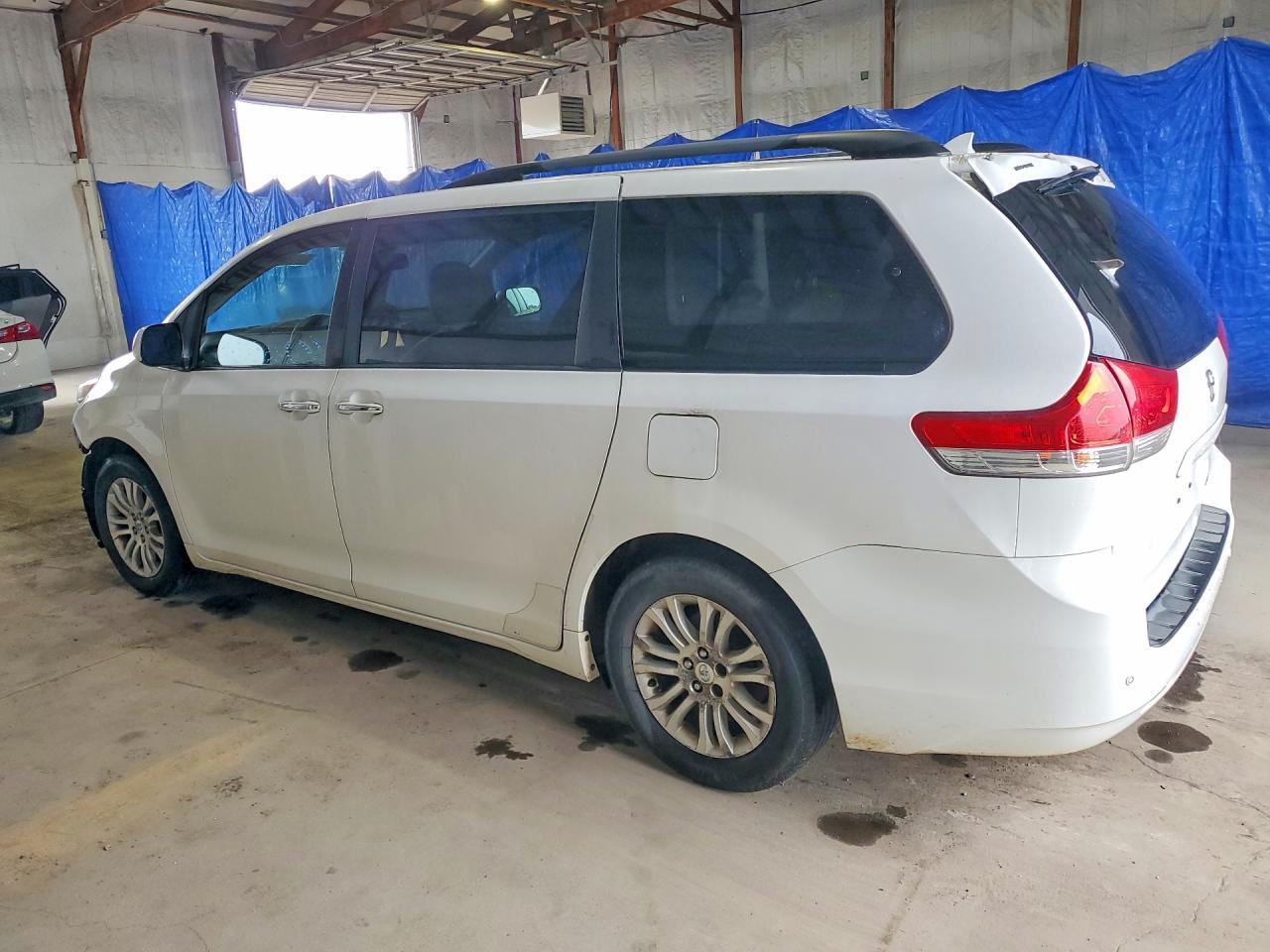 2011 Toyota Sienna Xle 8-Passenger - Фото 2