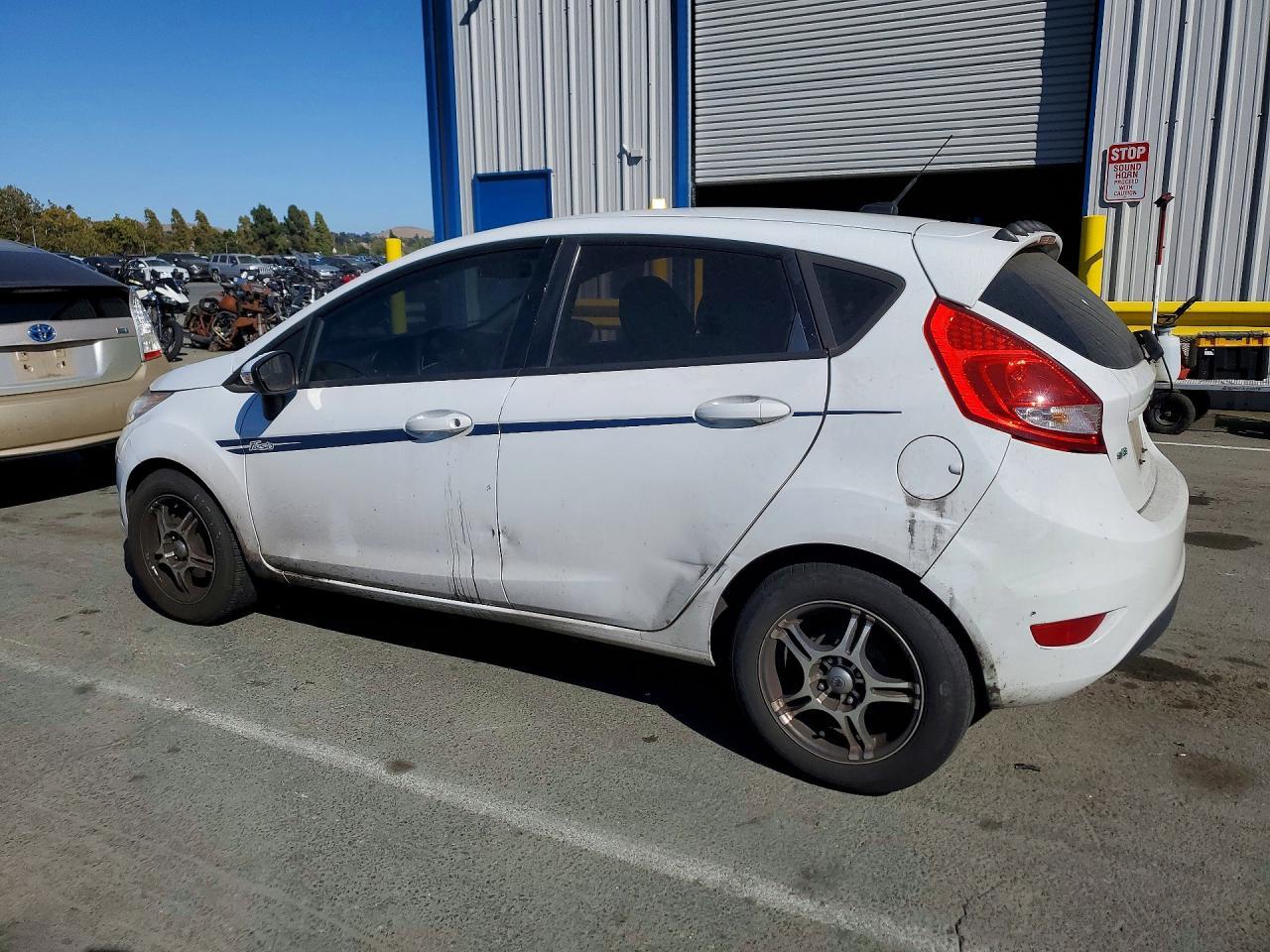2013 Ford Fiesta Se - Image 2