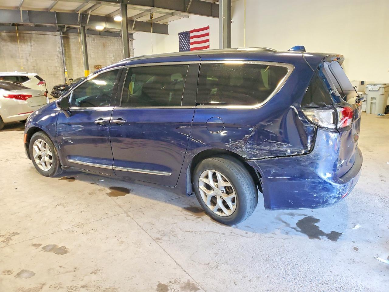 2017 Chrysler Pacifica Touring L - Фото 2