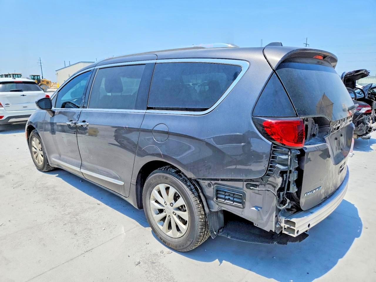 2018 Chrysler Pacifica Touring L - Фото 2