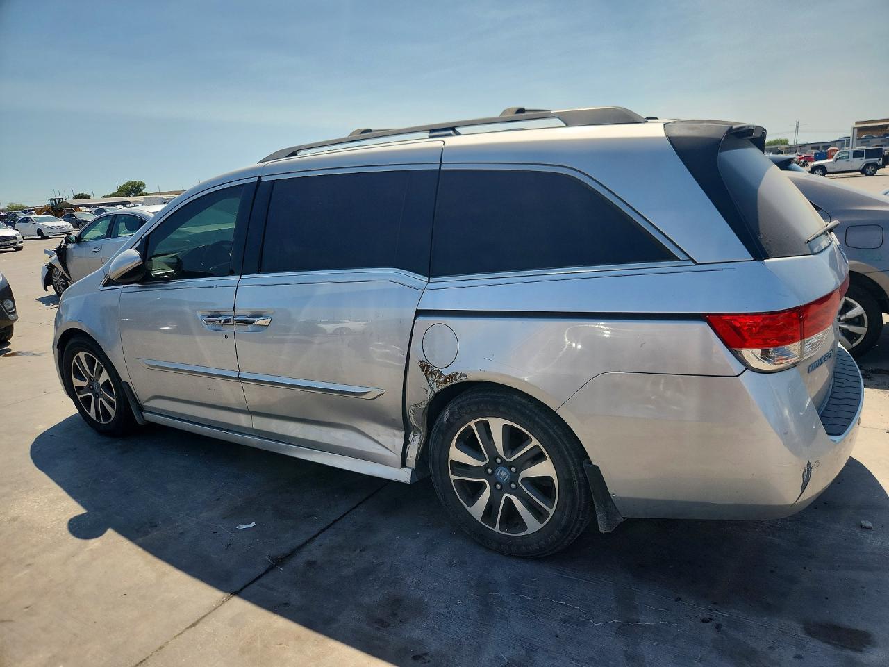 2015 Honda Odyssey Touring - Image 2