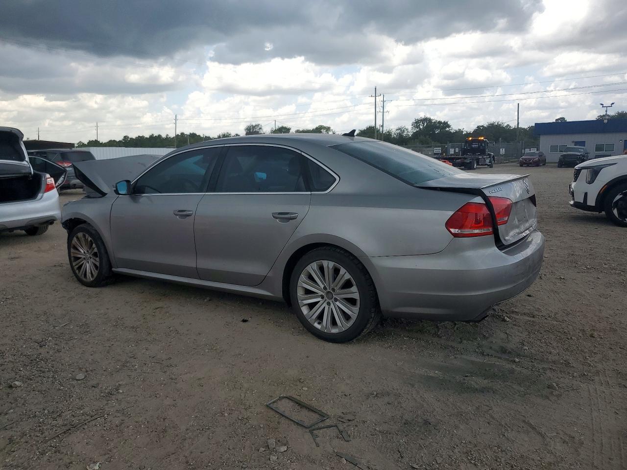 2012 Volkswagen Passat Se - Image 2