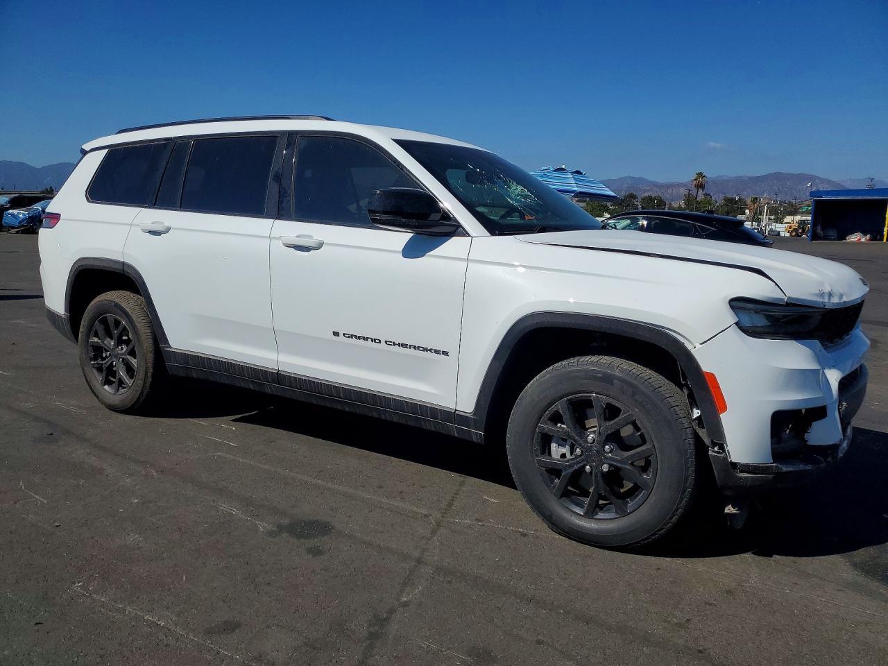 2024 Jeep Grand Cherokee L Laredo - Image 4
