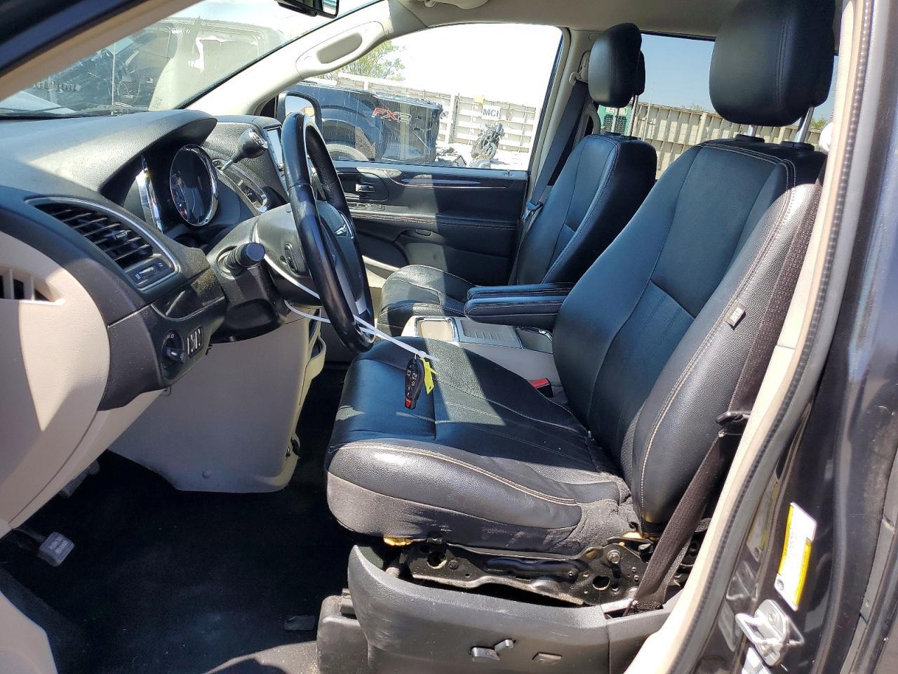 2012 Chrysler Town & Country Touring - Фото 7