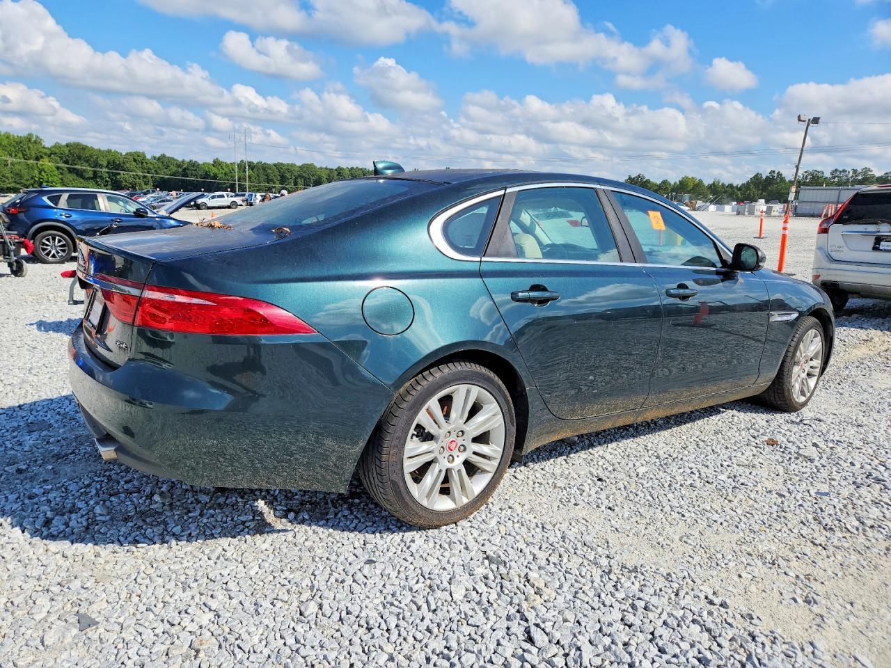 2017 Jaguar Xf Premium - Image 3