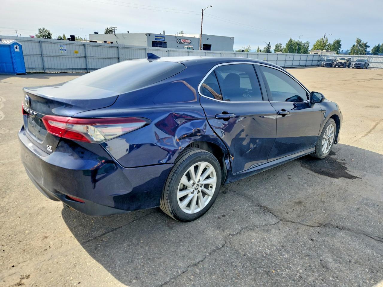 2022 Toyota Camry Le - Фото 3