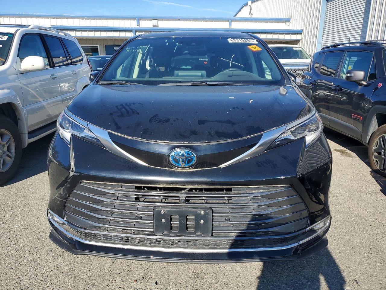 2021 Toyota Sienna Platinum 7-Passenger - Image 5
