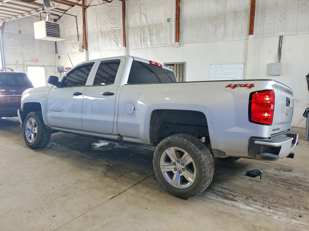 2018 Chevrolet Silverado K1500 Custom - Фото 2