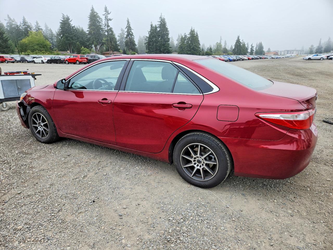 2016 Toyota Camry Le - Фото 2